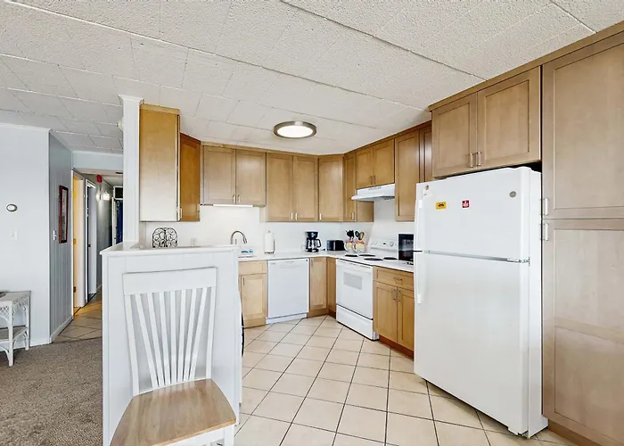 Open & Well-appointed In Beachfront Location With Shared Pool Free Wifi Holiday home