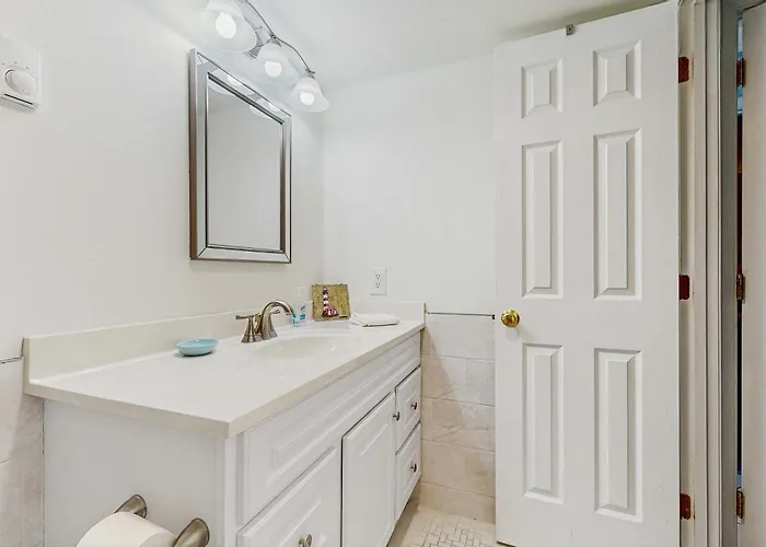 Open & Well-appointed In Beachfront Location With Shared Pool Free Wifi *