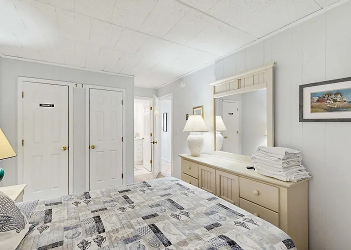 Open & Well-appointed In Beachfront Location With Shared Pool Free Wifi *