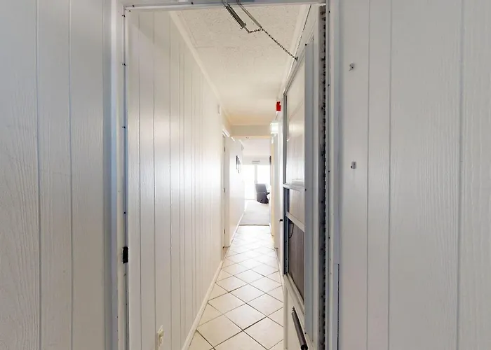 Open & Well-appointed In Beachfront Location With Shared Pool Free Wifi *